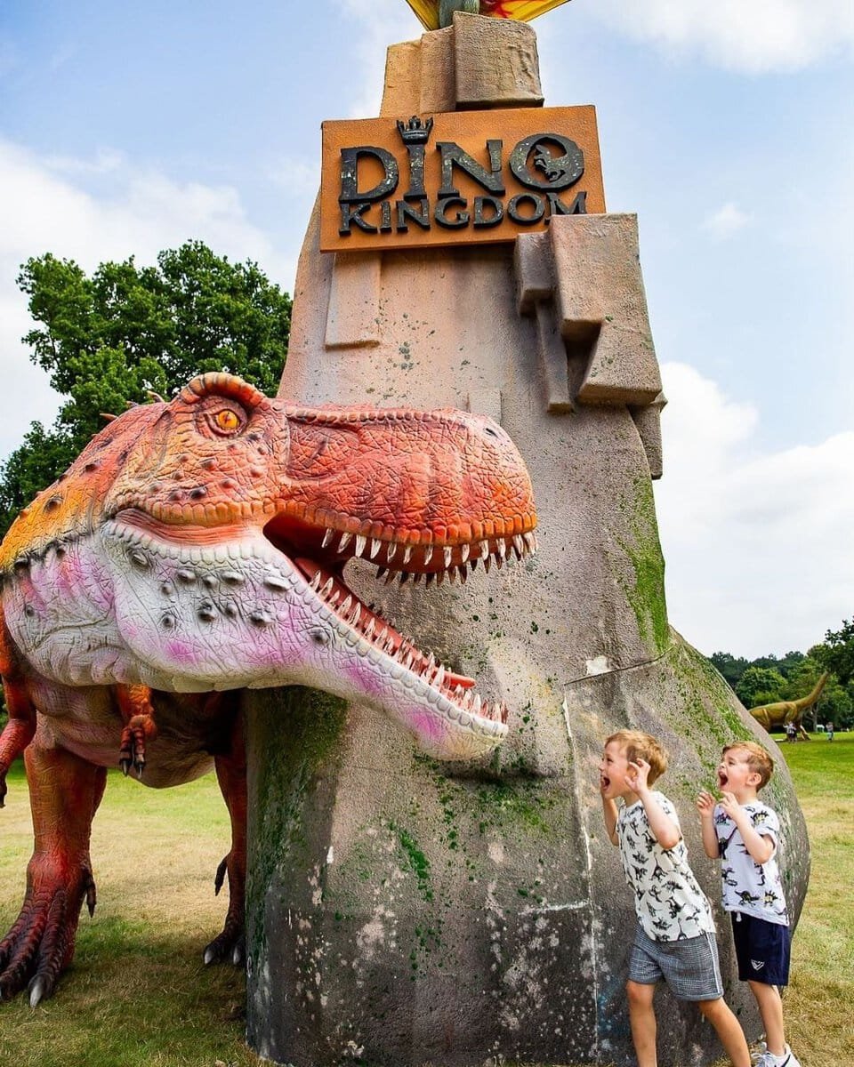 giant scenic display and animatronic feature