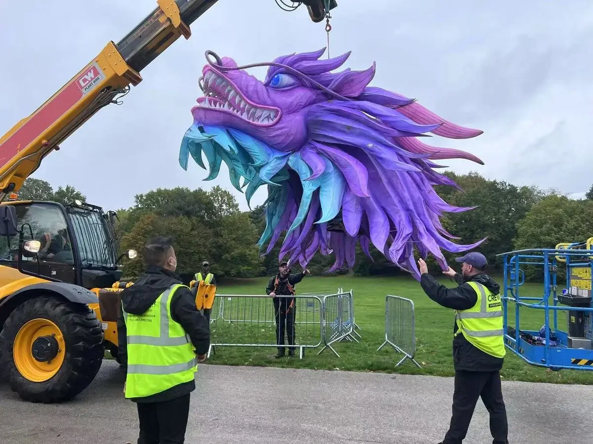 installation and packing support for dragon display