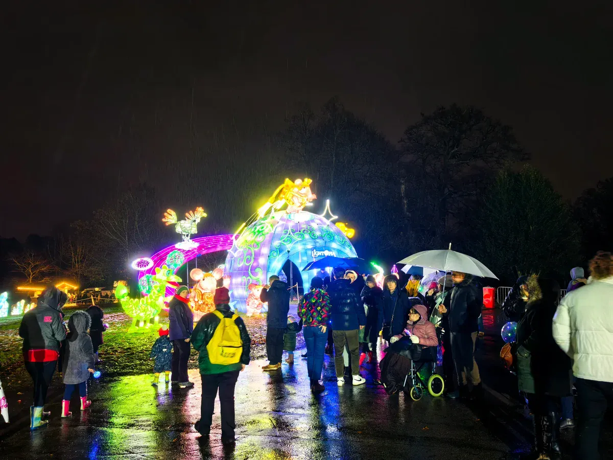 weather proof theme park lanterns for outdoor visitor routes