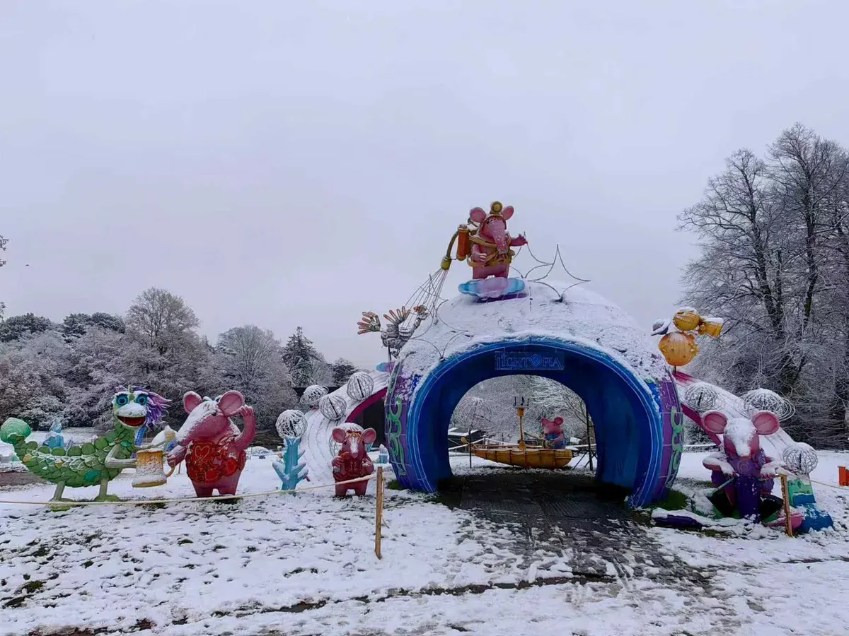 Theme park commercial holiday lighting attraction for visitor flow